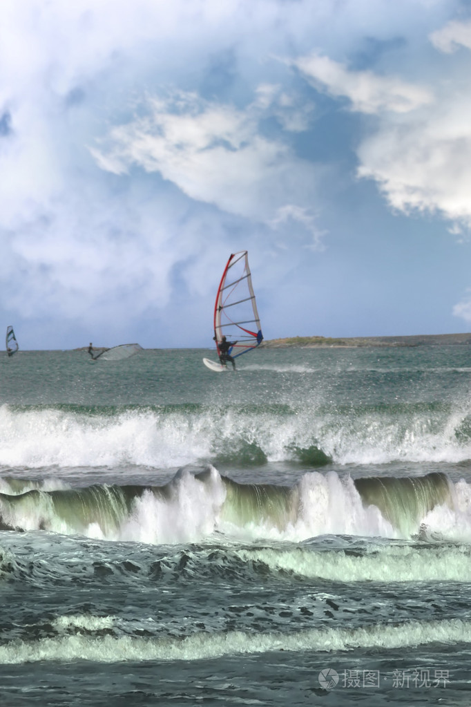 很多冲浪者在暴风雨中滑浪风帆