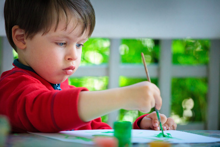 三岁男孩用画笔绘画图片