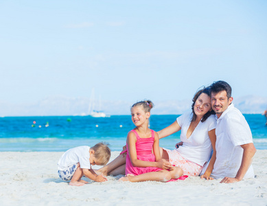 热带海滩上的四人家庭