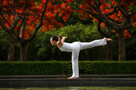 一个美丽的女人练习瑜伽的平衡