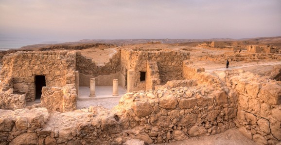马萨达堡垒和死海日出在以色列朱迪亚沙漠旅游