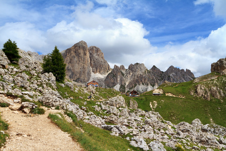 行走在 catinaccio 山