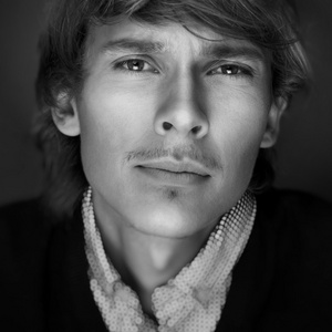 有智慧年轻的人有聪明和智慧的外观的画像.看着抬照片