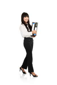 一个美丽的年轻商业女人抱着一个文件夹，文件夹的肖像 f