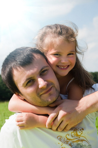 父亲和女儿在草地上