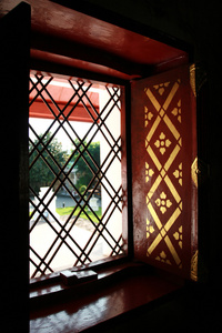 在泰国的佛圣所的窗口