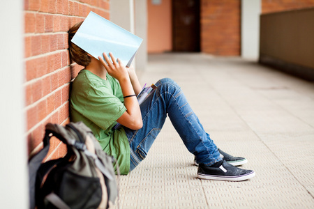 累了的高中学生在学校图片