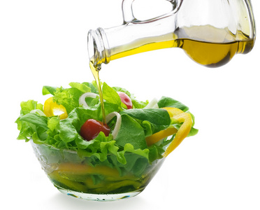 健康的沙拉和浇注橄榄油