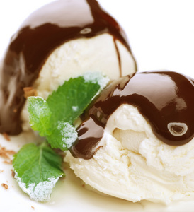 冰淇淋与巧克力打顶。白上甜点