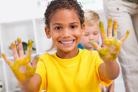 快乐的非洲裔美国孩子用手漆