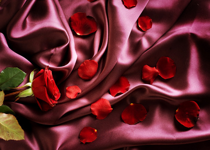 红色丝绸和玫瑰花瓣