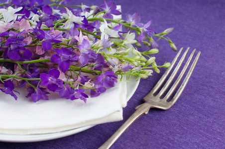 表设置与紫色的花