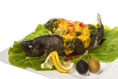 鳟鱼鱼烤虾与花椰菜