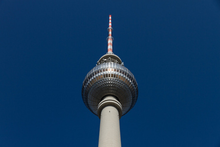 观看柏林电视塔的顶部Fernsehturm