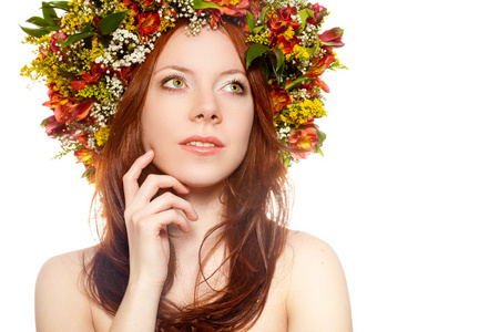 红头发的女人与花在头上的花环