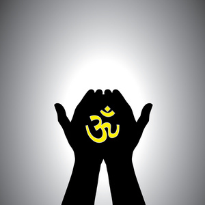 在手与神圣的印度教符号一起祷告的人