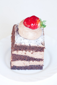 草莓在白色背景上的漂亮蛋糕