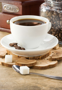 杯咖啡和磨床   