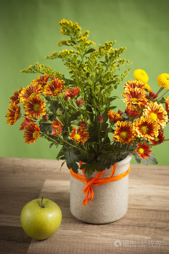 夏天鲜花花束花瓶里的特写