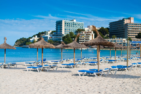 沙滩躺椅和遮阳伞在海滩上。西班牙帕尔玛