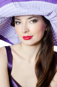在淡紫色帽子美丽优雅女人的画像