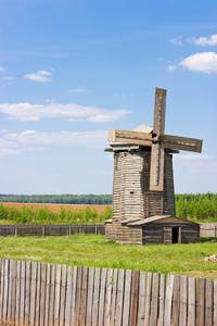 在俄罗斯乡村的木制风车