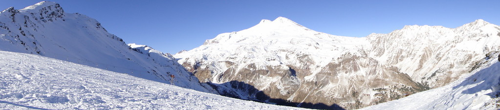 装载 elbrus 的全景照片