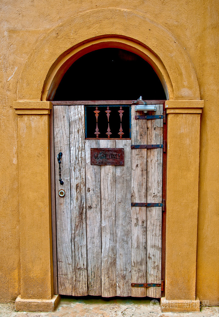 复古的木质门为仅来宾的