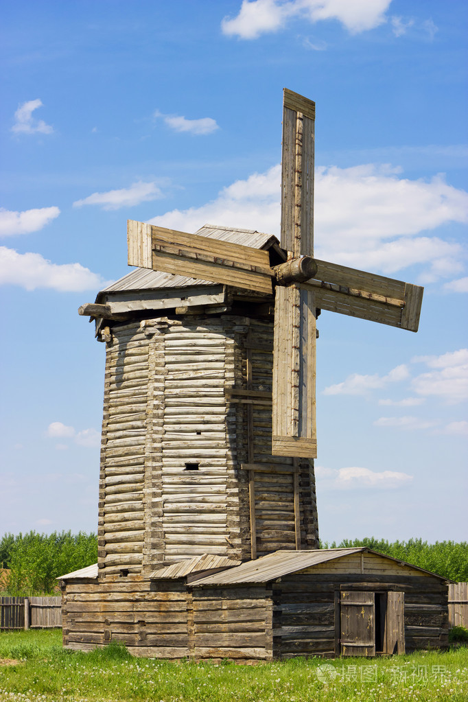 在俄罗斯乡村的木制风车