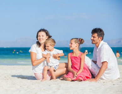 热带海滩上的四人家庭