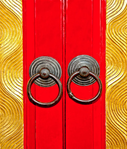 红门中国式的生锈的 knocker
