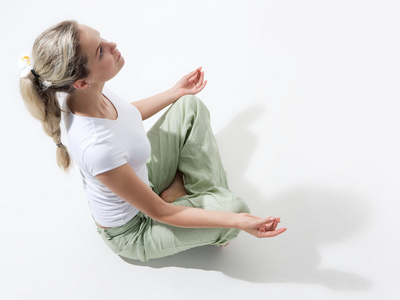 莲花姿势打坐的商人轻松商人打坐在白色背景的照片户外打坐的女人打坐