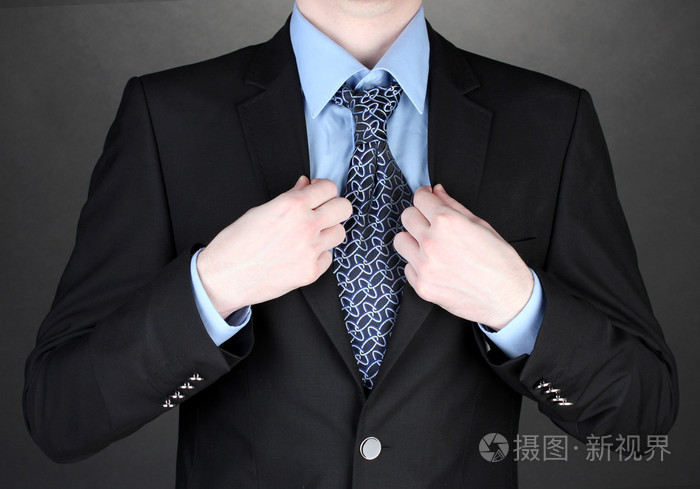 黑色背景上打领带的商人