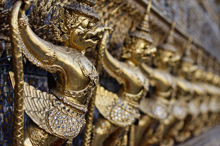 泰国 曼谷 皇城 皇宫 佛教寺庙的外墙上的金色雕像