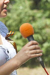 记者持有一个麦克风照片