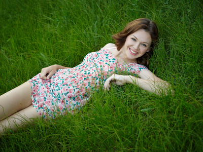 女子躺在草丛中