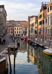 威尼斯运河在清晨的阳光