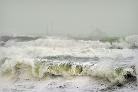 波涛汹涌的水域船在波涛汹涌照片