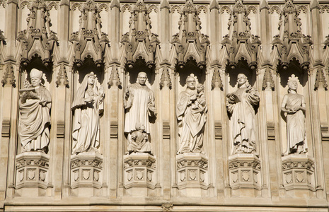 伦敦圣徒雕像从西外立面的威斯敏斯特大教堂