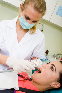 牙医工作对病人的牙科手术图片