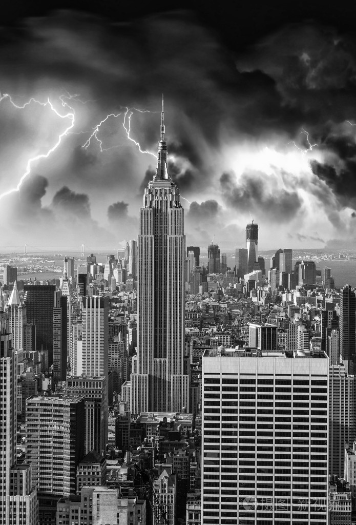 曼哈顿与办公室建筑 skysc 的黑色和白色地平线