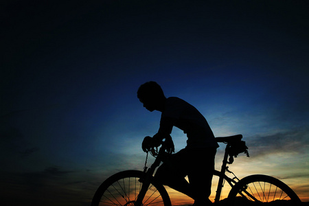 年轻亚洲骑自行车的人