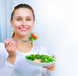 饮食。吃蔬菜沙拉健康的年轻女性。重量损失 co
