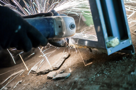 贡缎男人只手握住纺圆锯照片