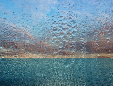 天空和海洋在雨中