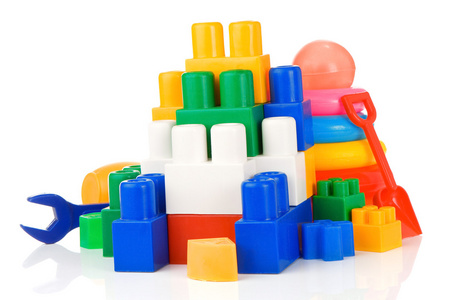 五颜六色的塑料玩具上白色隔离