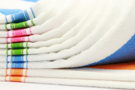 彩色毛巾在白色背景上桩相结合。隔离