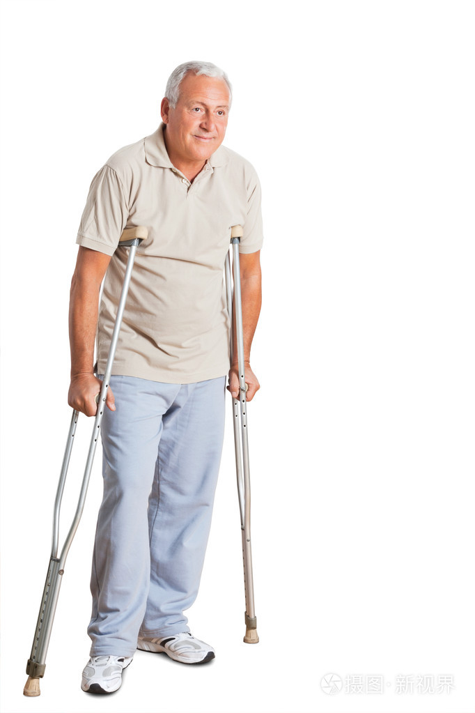 老人拄着拐杖看开