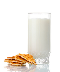 杯牛奶和饼干上白色隔离