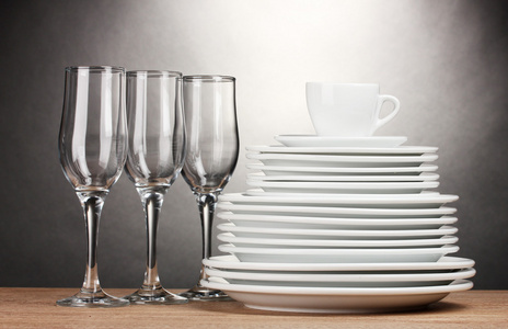 清洁板 眼镜和灰色的背景上的木桌上的杯子